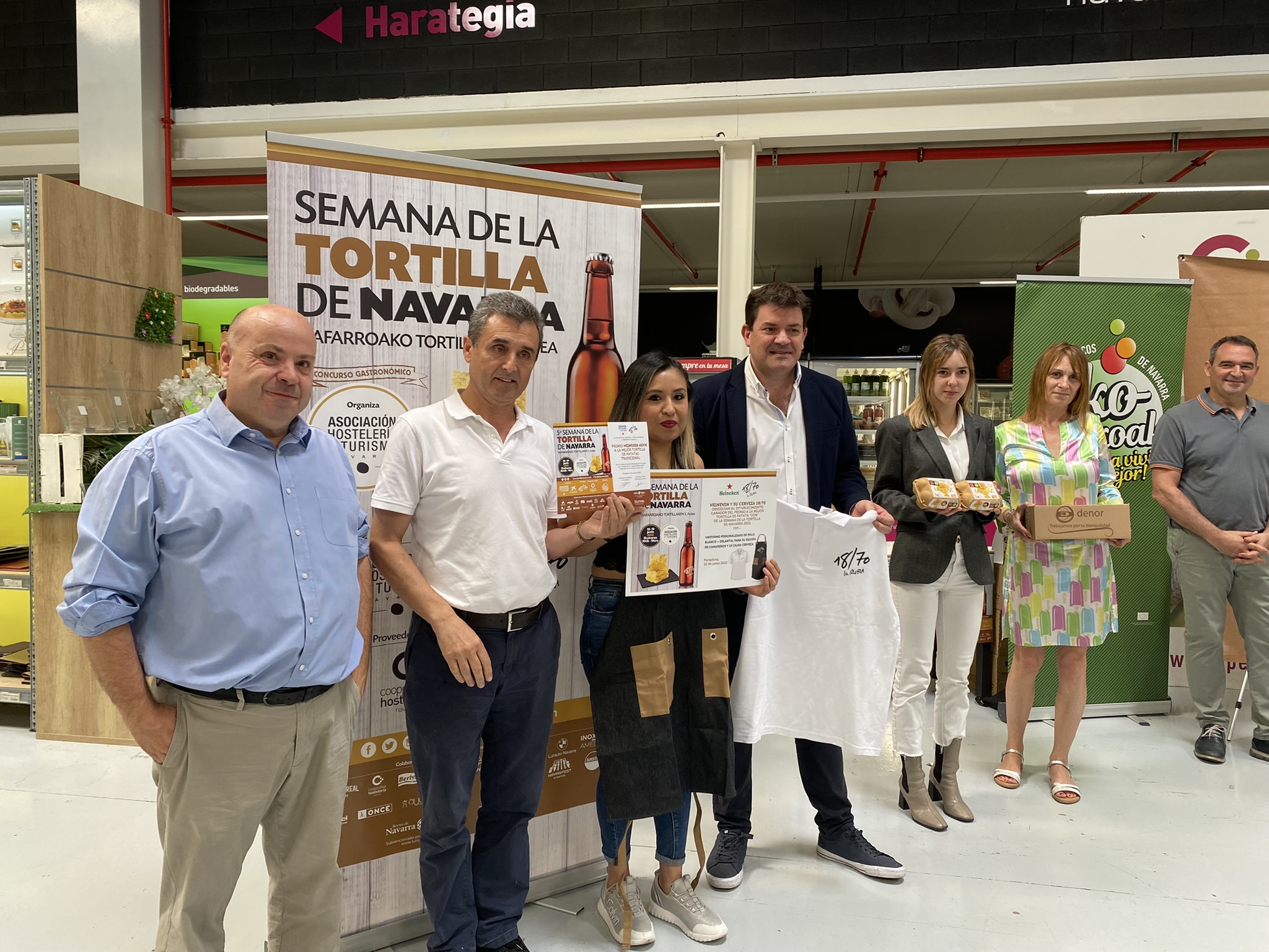 Ganadores premio tortilla tradicional posan con empresas colaboradoras y la asociación de hostelería