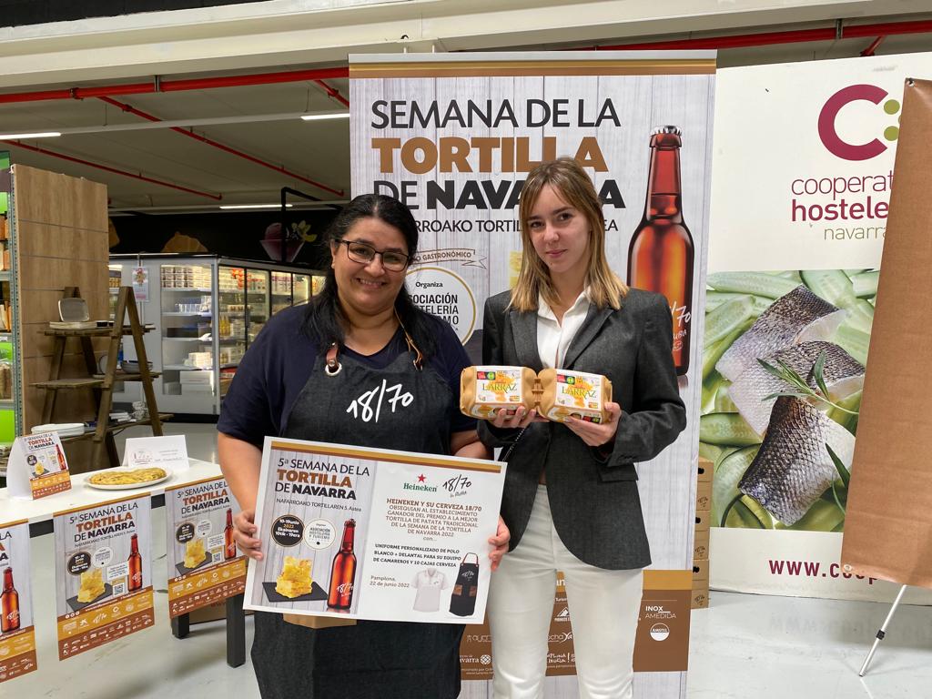 Premio Tortilla con, Lorea Lozada cocinera del Bar Monasterio posa con la empresa huevos larraz