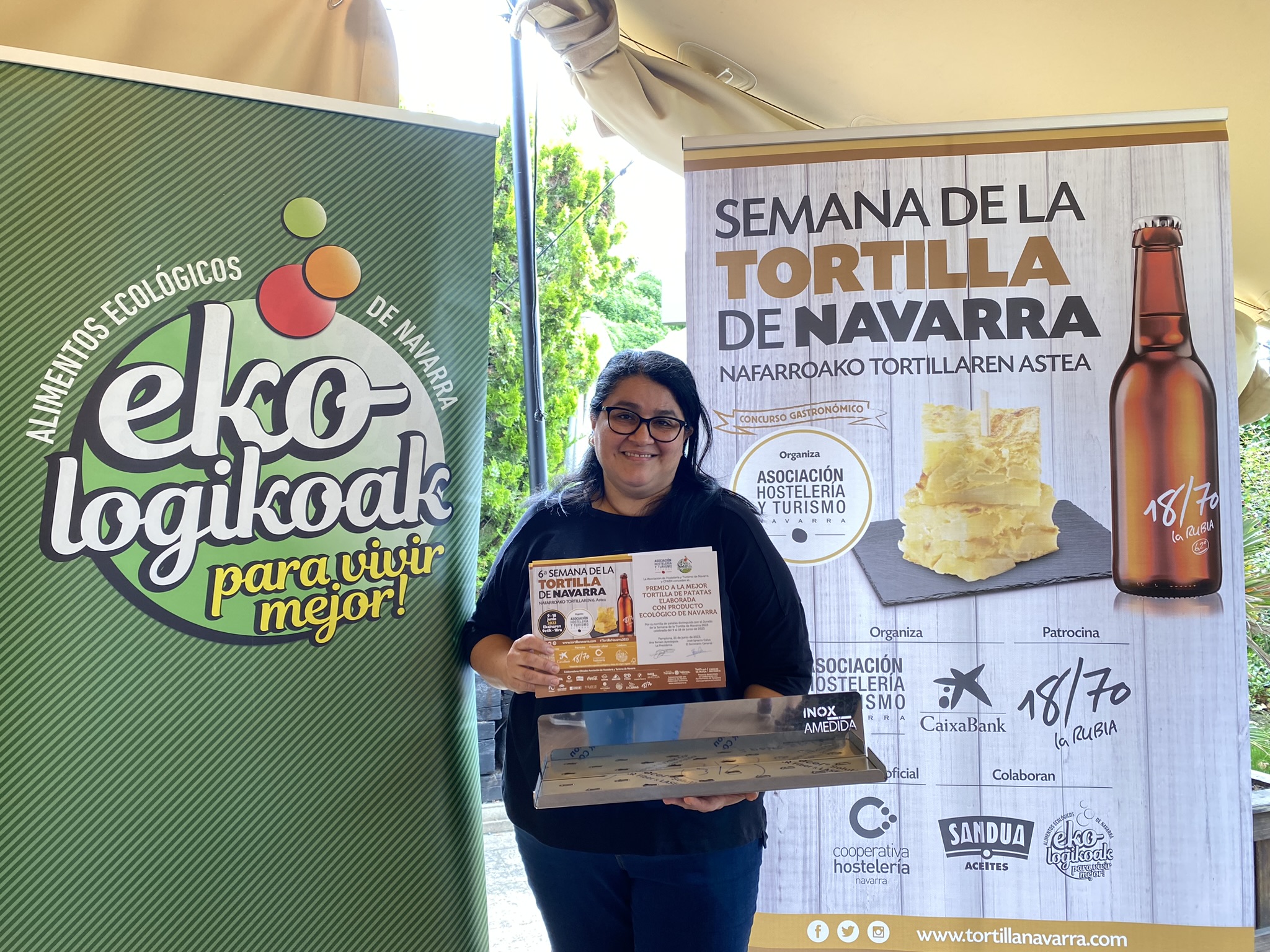 Lorea Lozada del Bar Monasterio recoge el premio a la mejor tortilla elaborada con productos ecológicos.