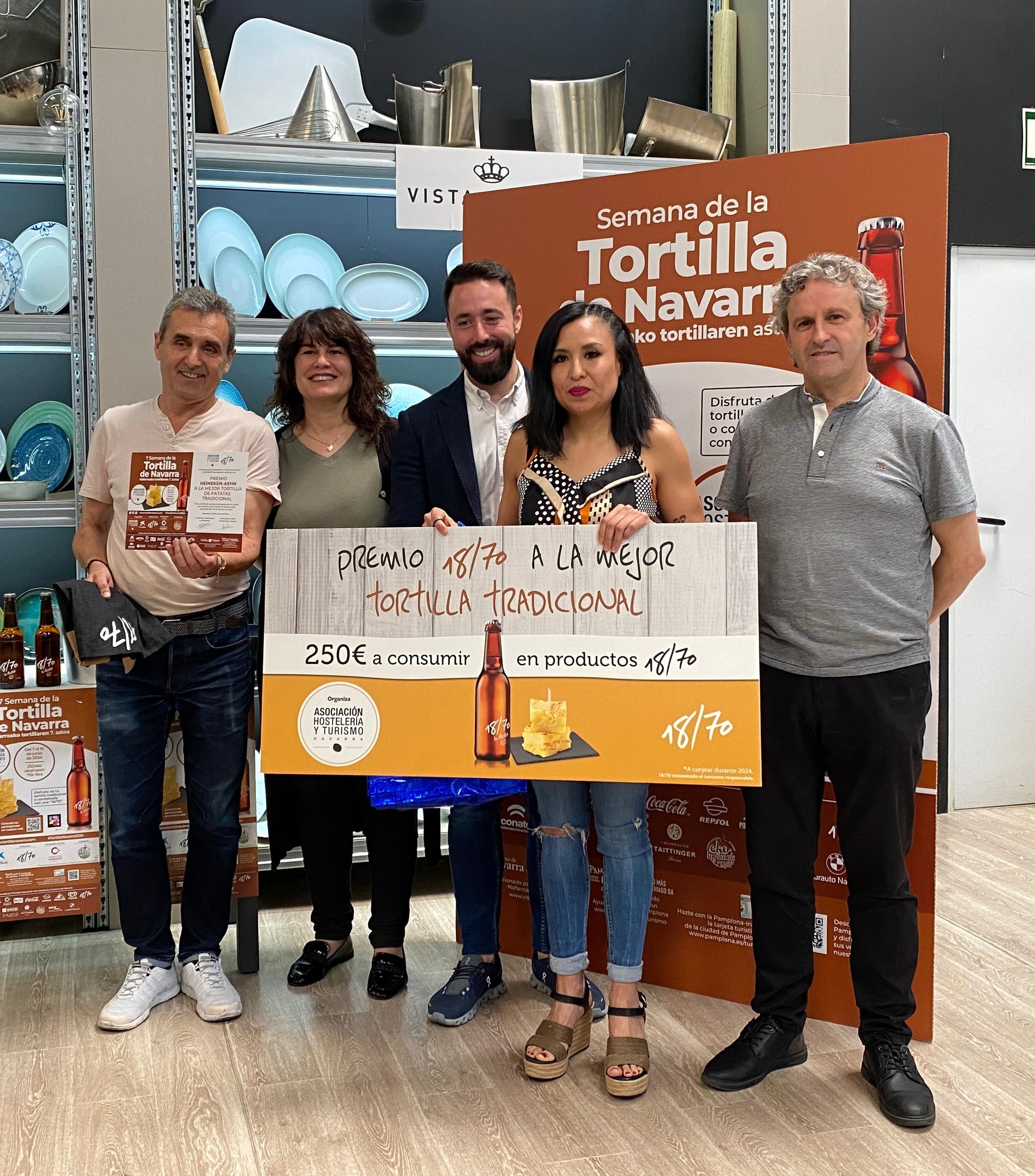 El Bar Chelsy posa recogiendo el premio a la mejor tortilla tradicional, junto a dos representantes de Heineken, Gobierno de Navarra y Asociación de Hostelería.