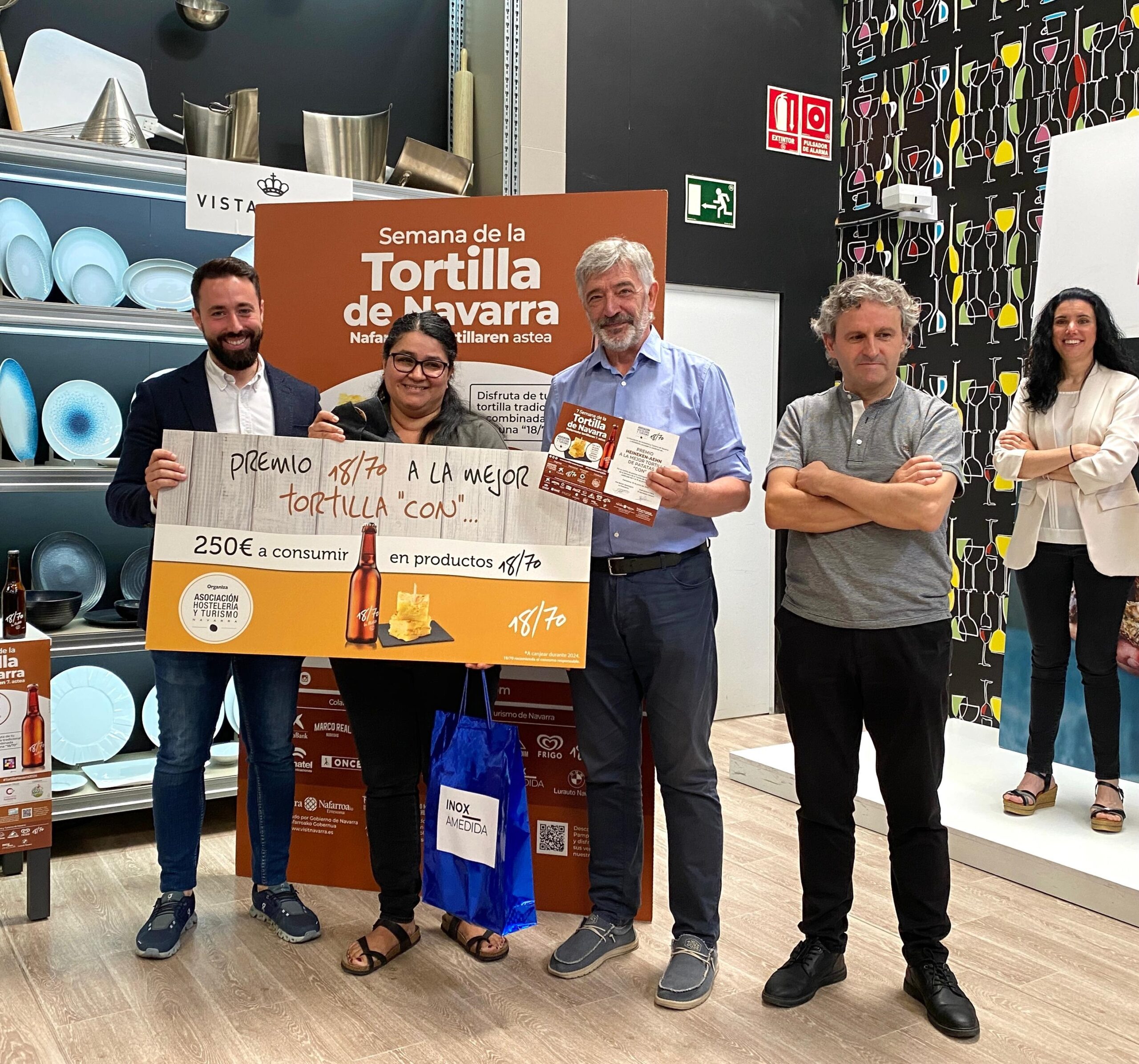 El Bar Monasterio ganador de la Tortilla de patatas con... recoge el premio y posa junto miembros de Ayuntameinto de Pamplona, Gobierno de Navarra y Heineken