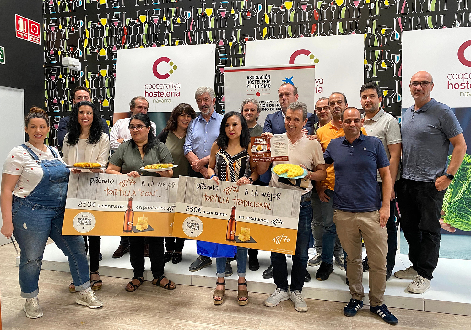 Todos los premiados de la Semana de la tortilla posan junto a empresas y autoridades con sus diplomas y premios.