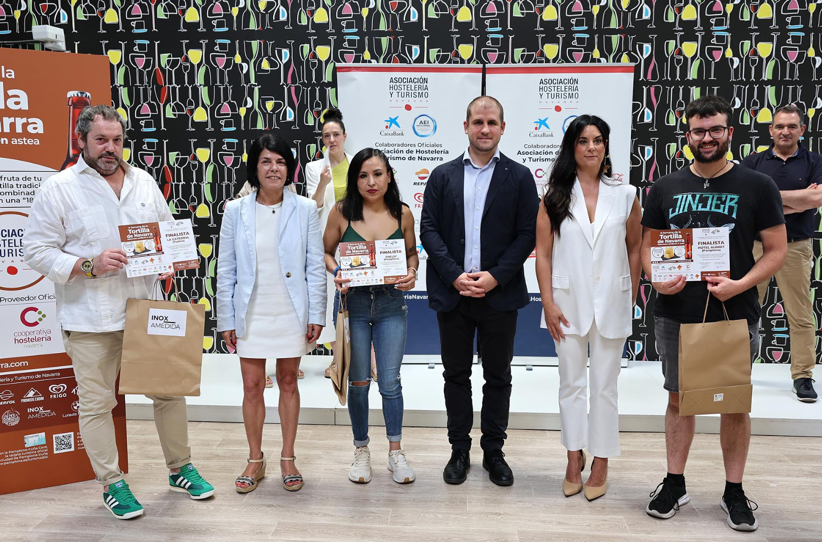 Foto de diferentes finalistas recogiendo su diploma y obsequio de la empresa InoxAmedida