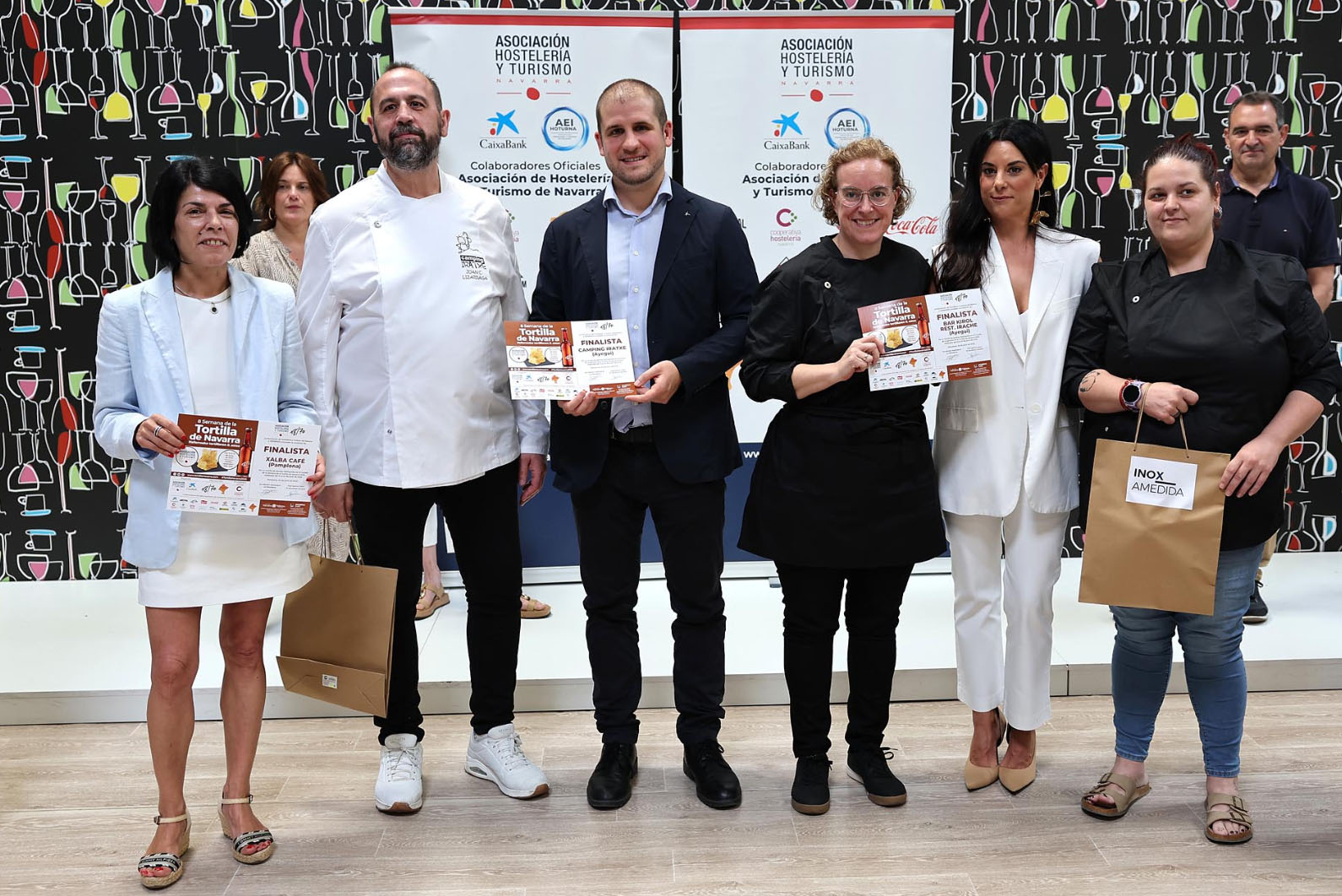 Foto de diferentes finalistas recogiendo su diploma y obsequio de la empresa InoxAmedida