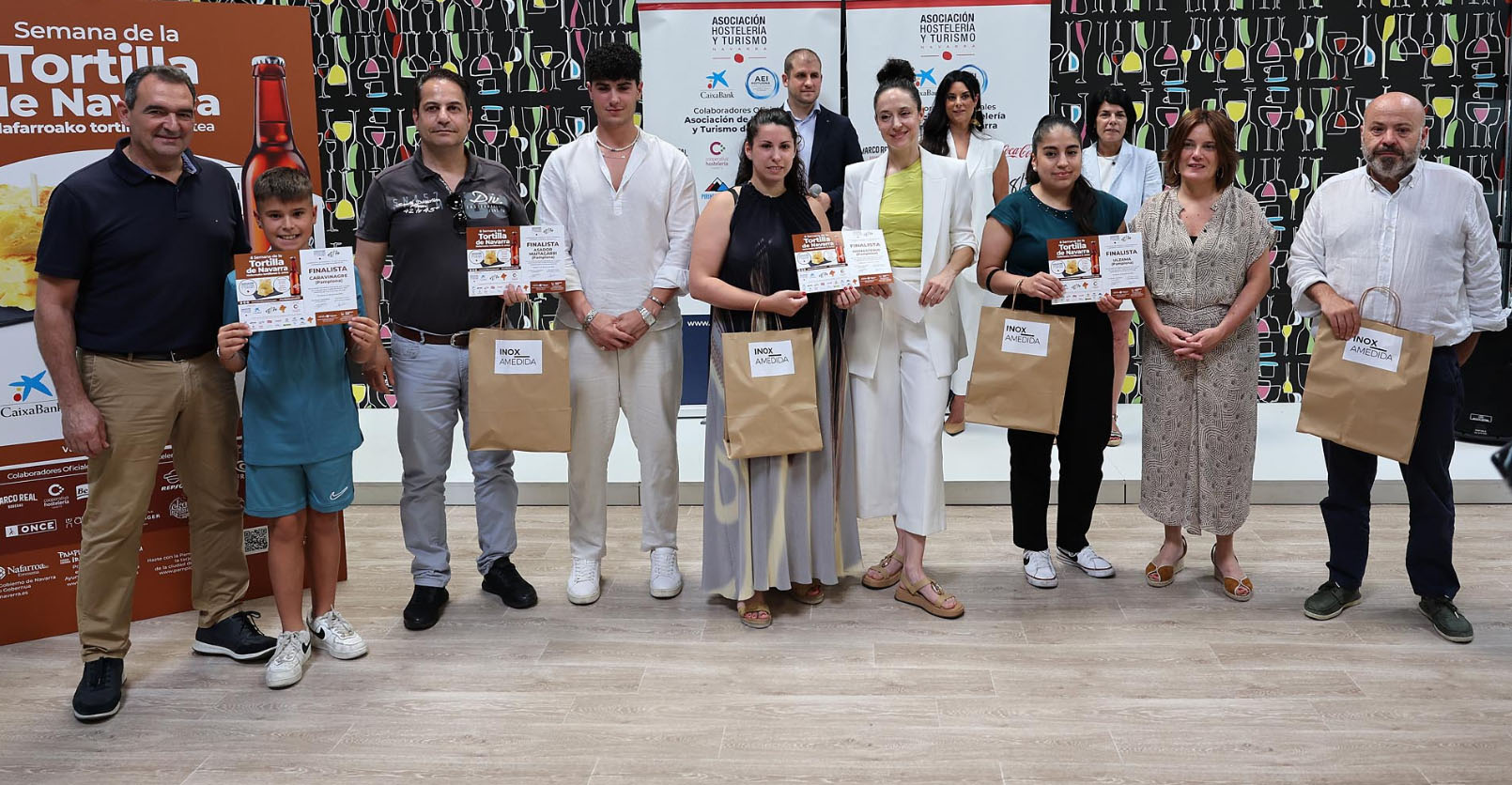 Foto de diferentes finalistas recogiendo su diploma y obsequio de la empresa InoxAmedida
