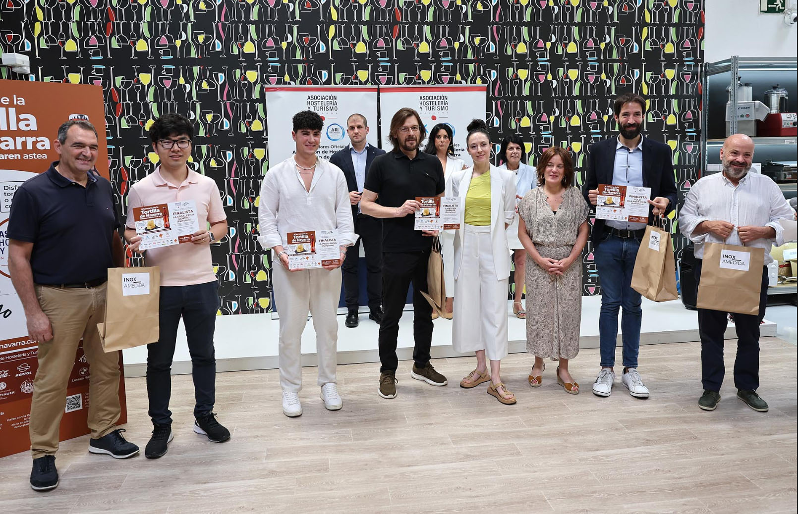 Foto de diferentes finalistas recogiendo su diploma y obsequio de la empresa InoxAmedida