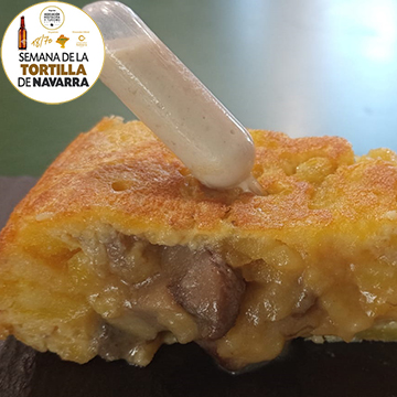 Tortilla rellena de hongos regada con su carbonara del Bar Kirol de Ayegui