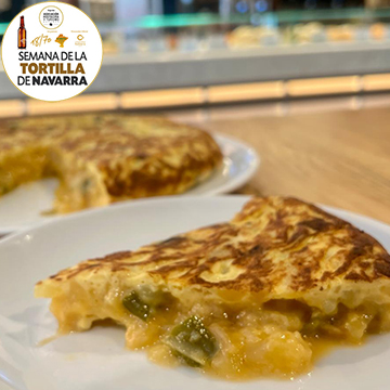 Porción de tortilla de patata con cebolla y pimiento del Bar La Escalerica Centro de Pamplona