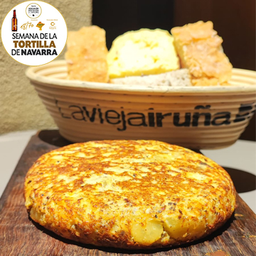 Tortilla de patatas con cesta de pan del BAr la Vieja Iruña de Pamplona