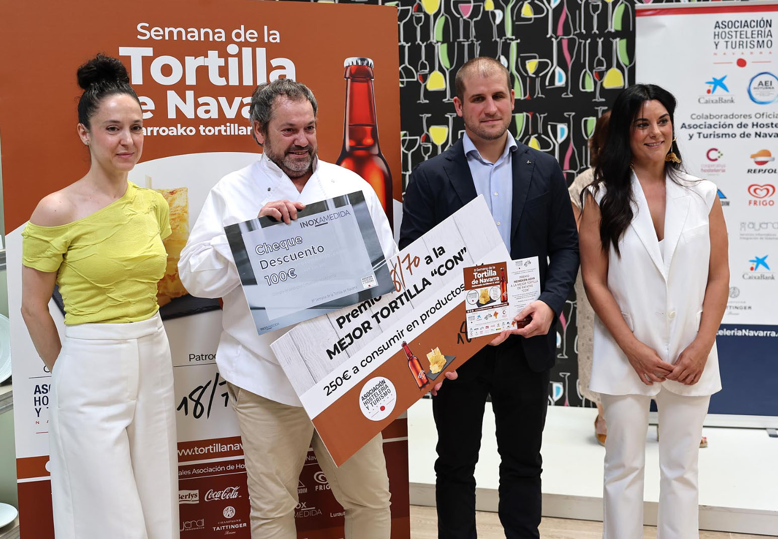 premio-tortilla-con El Bar La Catedral de tudela, ganador del premio a la mejor tortilla con, recoge su premio y posa para la fotografía