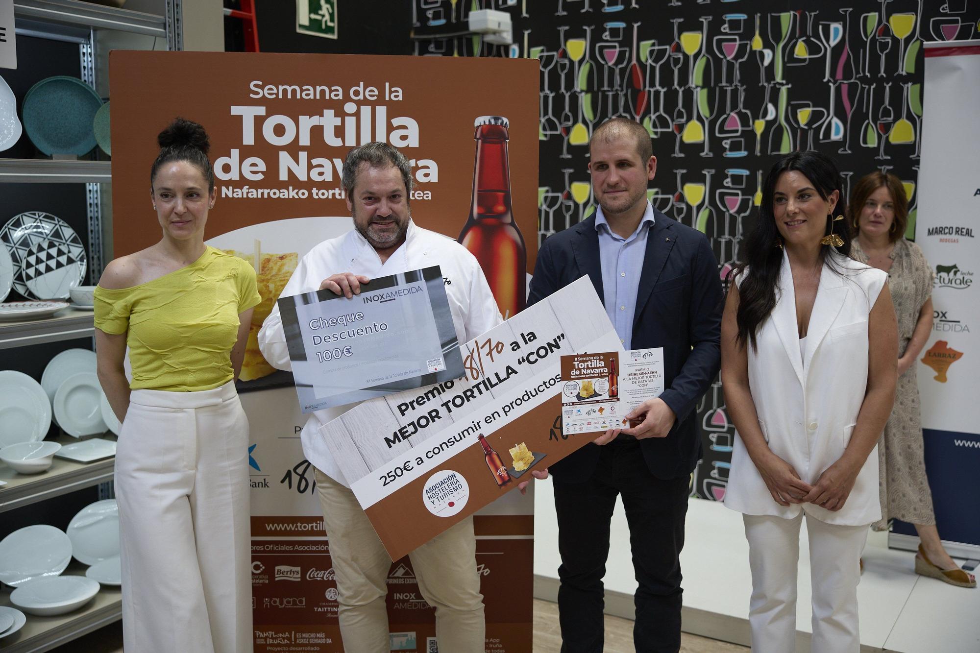 premio-tortilla-con Marcos del Bar La Catedral de Tudela recoge el premio a la Mejor Tortilla con "piparras" acompañado por Goiza isiegas de AEHN, Carlos Andrés Uranga de Ayuntamiento de Pamplona y Paula Arbex de Heineken España