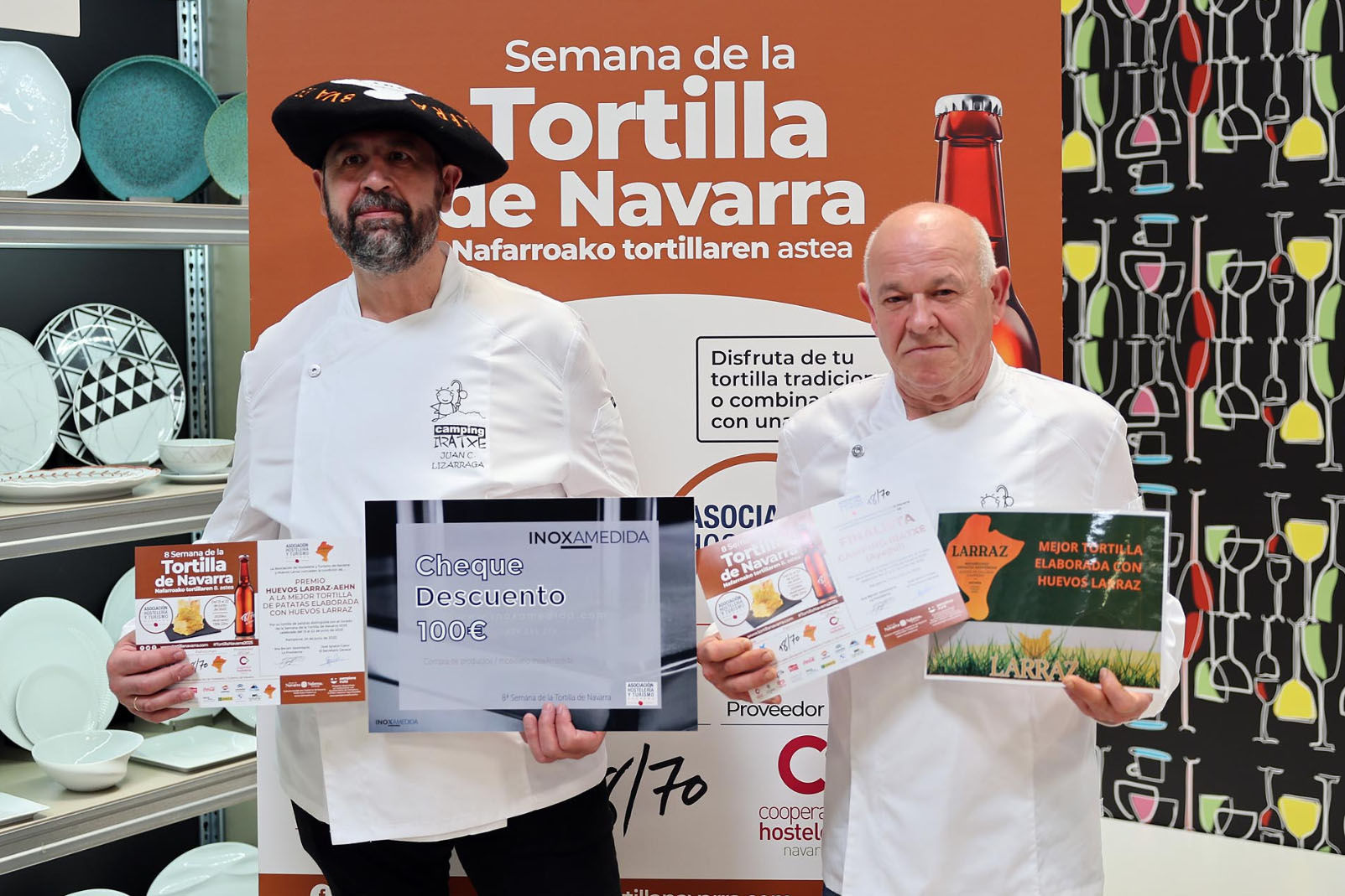premio-tortilla-huevos-larraz-txapela Camping Iratxe de Ayegui posa recogiendo su premio a la mejor tortilla elaborada con huevos larraz