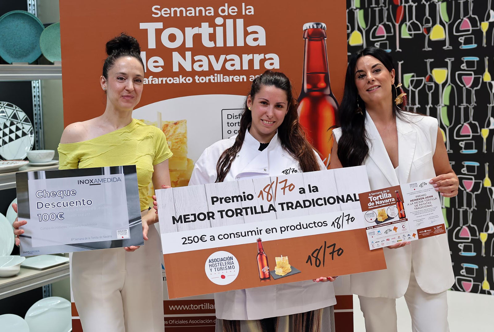 premio-tortilla-tradicional Bar Monasterio, ganador del premio a la mejor tortilla tradicional recoge y posa con los premios