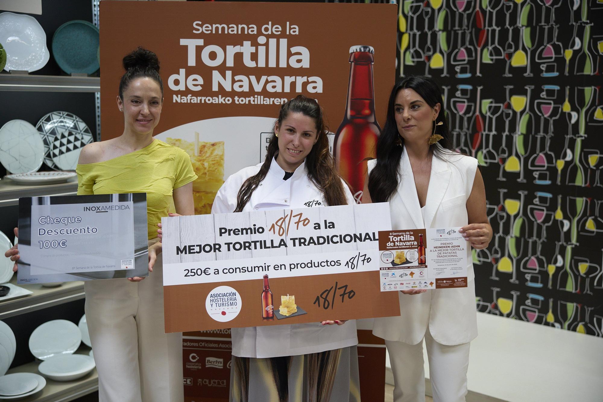 premio-tortilla-tradicional El Bar Monasterio recoge el premio a la Mejor Tortilla Tradicional de manos de Goiza Isiegas de AEHN y Paula Arbex de Heineken España