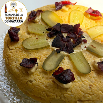 Tortilla con pastreami, queso, pepinillos y mostaza del Hotel Yoldi de pamplona